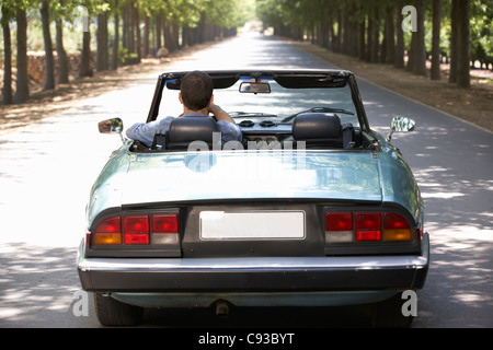 Mann in Sportwagen Stockfoto