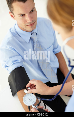 Junger Mann mit Blutdruck Stockfoto