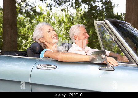 Älteres Paar in Sportwagen Stockfoto