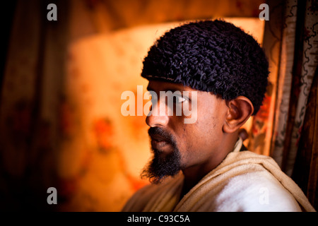 Orthodoxen Chrisian Mönch im Kloster von Debre Damo nahe der eritreischen Grenze in Tigray, Nord-Äthiopien Berggipfel. Stockfoto