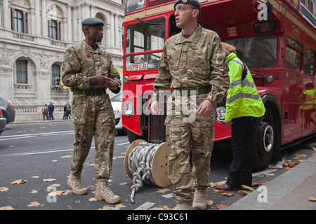 RAF Regiment Offiziere aus Queens Farbe Geschwader an die Veteranen Hilfe Big Bus ziehen Stockfoto