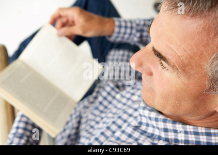 Mitte Alter Mann ein Buch zu lesen Stockfoto