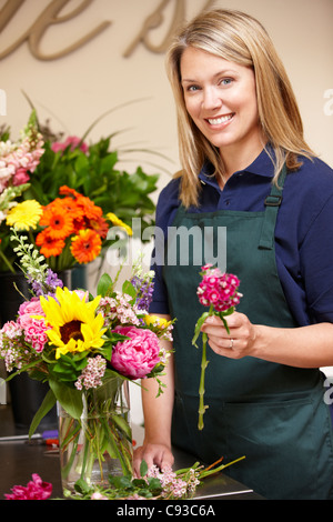 Frau arbeitet im Blumengeschäft Stockfoto