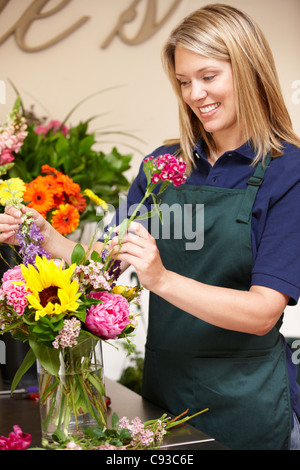 Frau arbeitet im Blumengeschäft Stockfoto