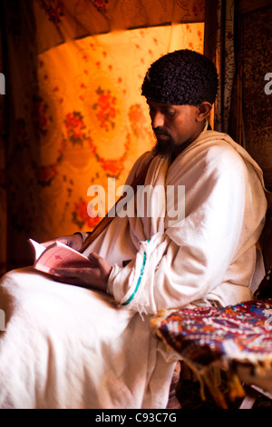 Orthodoxen Chrisian Mönch im Kloster von Debre Damo nahe der eritreischen Grenze in Tigray, Nord-Äthiopien Berggipfel. Stockfoto