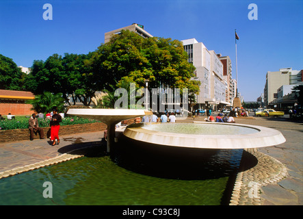 Straßenszene mit Bürgersteig und Wasser-Brunnen in der Stadt Harare in Simbabwe Afrika Stockfoto