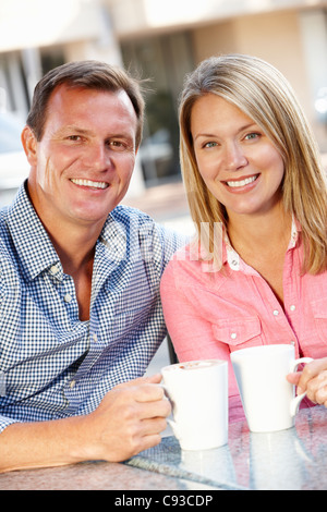 Paar am Straßencafé sitzen Stockfoto