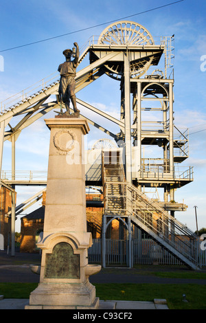 Bergmann Statue und alte Grube Kopf an Woodhorn Bergbaumuseum Northumberland in England Stockfoto