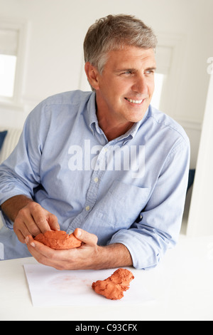 Mitte Alter Mann Clay modelling Stockfoto