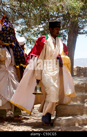 Chrisian orthodoxer Priester im Tagebergbau Kloster Debre Damo nahe der eritreischen Grenze in Tigray, Nord-Äthiopien. Stockfoto