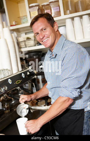 Mann arbeitet in Coffee-shop Stockfoto