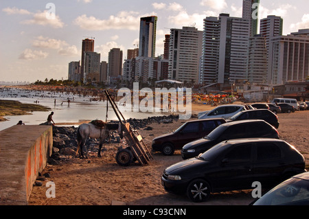 Kontrastreichen Lebensstil in Recife mit Strand-Hochhäuser und Pferd & Warenkorb Stockfoto