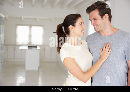 Paar im neuen Zuhause Stockfoto