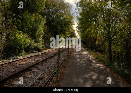 Stillgelegte/teilweise verwendet - restaurierten Bahnhof Radweg zwischen gebissen und Bad auf einen sehr angenehmen Tag im Spätsommer. Stockfoto