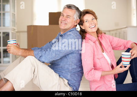 Älteres Paar im neuen Zuhause Stockfoto