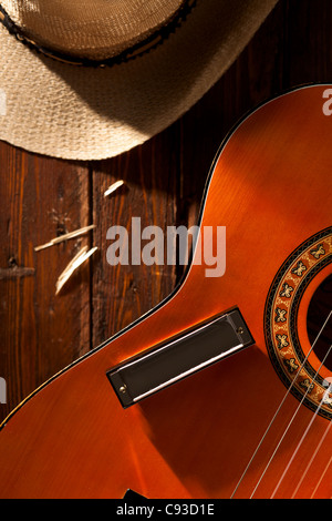 Mundharmonika auf der Gitarre mit Cowboy-Hut auf Holz Stockfoto