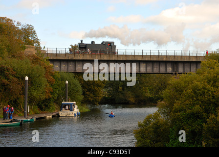 Dampflokomotive, überqueren den Fluss Avon in der Nähe von gebissen über eine ursprüngliche sobald stillgelegte Brücke wiederhergestellt. Stockfoto