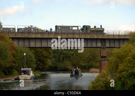 Steam locomotive Zug Ex GWR 14xx Klasse überqueren den Fluss Avon in der Nähe von gebissen über eine ursprüngliche einmal stillgelegte Brücke wiederhergestellt. Stockfoto