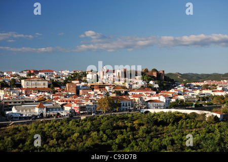 Blick auf die Stadt und die Burg von Silves, die ehemalige Hauptstadt der Algarve Stockfoto