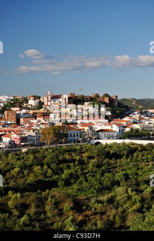 Blick auf die Stadt und die Burg von Silves, die ehemalige Hauptstadt der Algarve Stockfoto