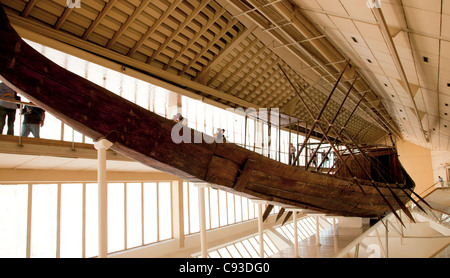 Solar Boot im Museum neben der Großen Pyramide in Gizeh Stockfoto