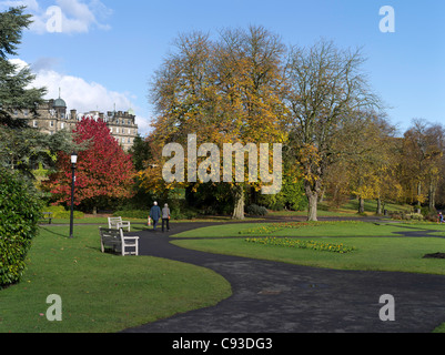 Dh Valley Gardens Harrogate, North Yorkshire Leute Wandern durch den Herbst Park uk Park paar Weg gehen Stockfoto