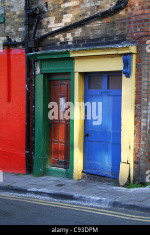 Farbige Türen an alten Gebäuden. Stockfoto