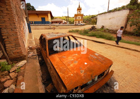 Verrostetes Autowrack beschädigt durch Hochwasser in São Benedito do Sul, Pernambuco, Brasilien Stockfoto