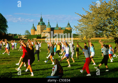 Bewegung im Freien und aerobic-Kurse in der Nähe von Kalmar Schloss in Stadt Kalmar in der Provinz Småland in Schweden. Stockfoto
