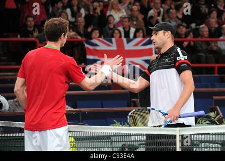 10.11.2011 Paris, Frankreich.  Andy Murray schüttelt Hände mit Andy Roddick USA Tennis BNP Paribas Masters Open de Paris Bercy Stockfoto