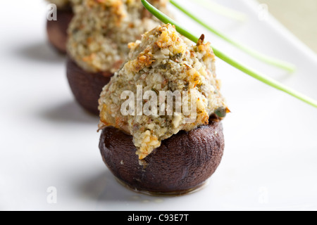 Frische gefüllte Pilzköpfe mit Schnittlauch Stockfoto