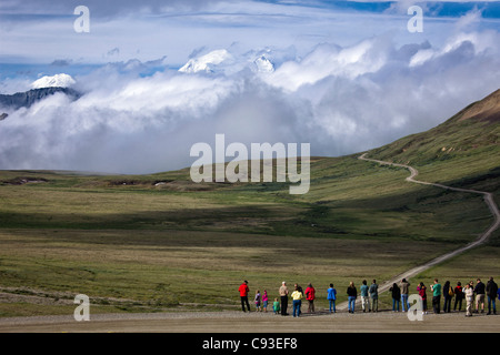 Touristen sehen Denali (Mt.McKinley) im Denali National Park Stockfoto