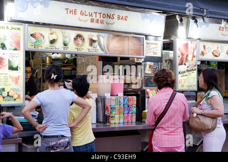 Makansutra Vielfraß Bay: Food-Court Speisen unter freiem Stockfoto