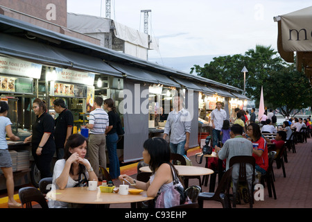 Makansutra Vielfraß Bay: Food-Court Speisen unter freiem Stockfoto