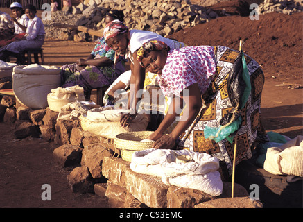 Meru Frau verkaufen Reis am Straßenrand stand Duka Meru District Kenia Stockfoto