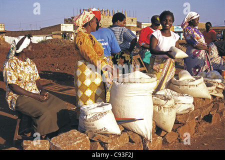 Meru Frau am Straßenrand Duka mit Reis für Verkauf Meru District Kenia Stockfoto