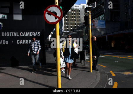 Fußgänger an einer Kreuzung auf Willis und Lambton Quay, Wellingtons beliebten Einkaufsviertel. Südinsel, Neuseeland Stockfoto