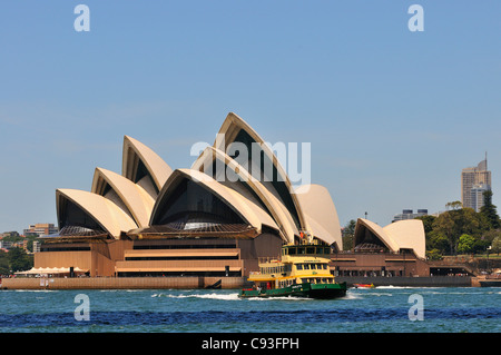 Am Wasser Blick von der Fähre in Richtung der berühmten Opernhaus von Sydney mit einem Sydney Innenhafen Pendler Überfahrt vor. Stockfoto