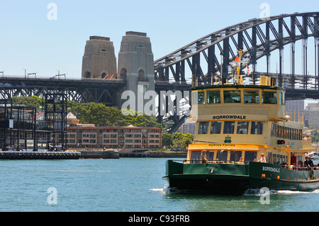 Sydney Fähre Ankunft am Circular Quay Terminal mit Sydney Harbour Bridge Overseas Passenger Terminal, Park Hyatt Hotel in View - Australien Stockfoto