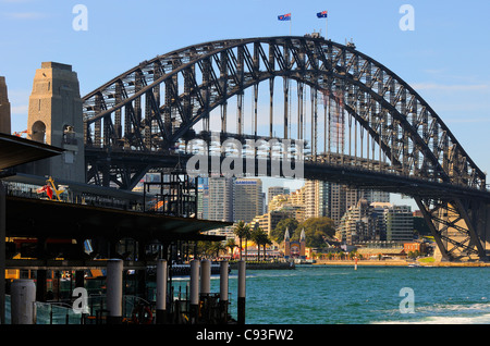 Sydney Harbour Bridge vom Circular Quay in Richtung Overseas Passenger Terminal, Dawes Point Park gegenüber zum Milsons Point, Australien Stockfoto
