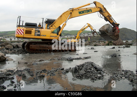 Der Bau eines neuen künstlichen Riffes Abwehrkräfte Teil des Meeres bei Borth Ceredigion Wales UK Stockfoto