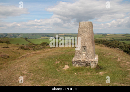 Ein Ordnance Survey-Triangulation (oder trigonometrischen Punkt) Betonpfeiler in der Nähe von Abbotsbury, Dorset, UK. Stockfoto