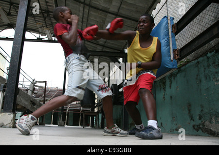 Kinder Boxen Schule Gimnasio del Boxo in der Altstadt von Havanna, Kuba. Stockfoto