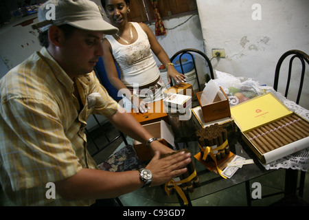 Illegalen Tabak-Händler mit gefälschten kubanischen Zigarren in seinem Haus in der Altstadt von Havanna, Kuba. Stockfoto