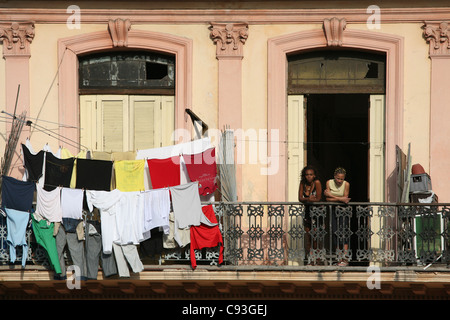 Kubanische Frauen auf dem Balkon am Paseo del Prado im historischen Zentrum von Havanna, Kuba. Stockfoto