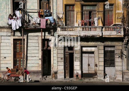 Verlassenen Häusern im Kolonialstil in der Altstadt von Havanna, Kuba. Stockfoto