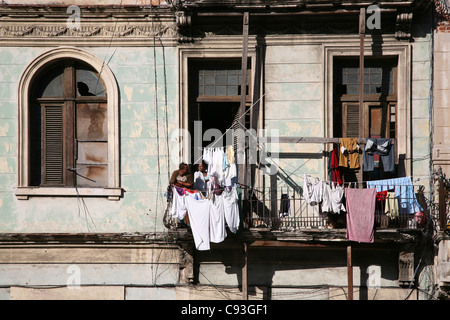 Kubanische Familie auf dem Balkon in der Altstadt von Havanna, Kuba. Stockfoto