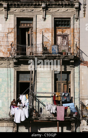 Kubanische Familie auf dem Balkon in der Altstadt von Havanna, Kuba. Stockfoto