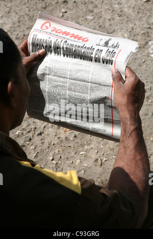 Kubanische Mann liest Zeitung Granma mit der offiziellen Ankündigung von Fidel Castros Rücktritt in Havanna, Kuba. Stockfoto