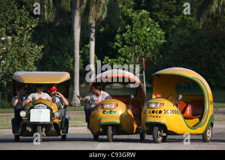 Traditionelle kubanische Mototaxi Coco Taxi auf dem Platz der Revolution in Havanna, Kuba. Stockfoto